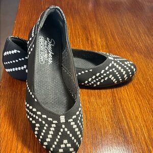 Skechers Cleo  Black & White Geometric Print Ballet Flats. Size 9